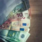 Arrestato con droga e 900 euro in contanti dopo un controllo